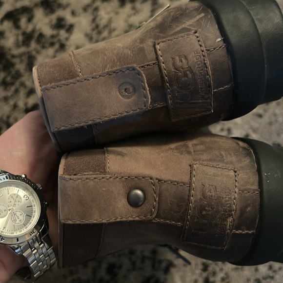 Ugg boots size 6.5 worn once the little button on the back of one is missing. - Picture 4 of 4